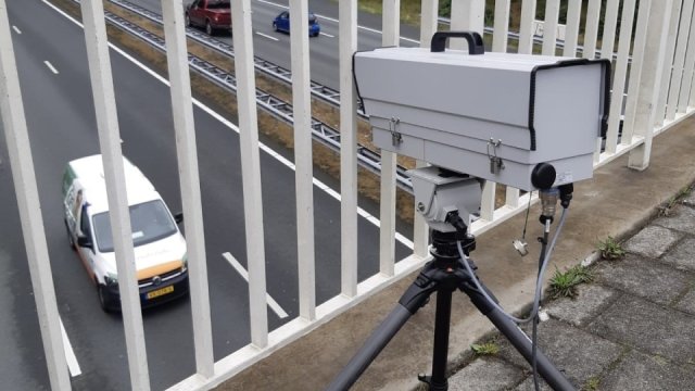 Nová kamera na mostech pokutuje řidiče za jeden z nejčastějších prohřešků. Je první, která to umí