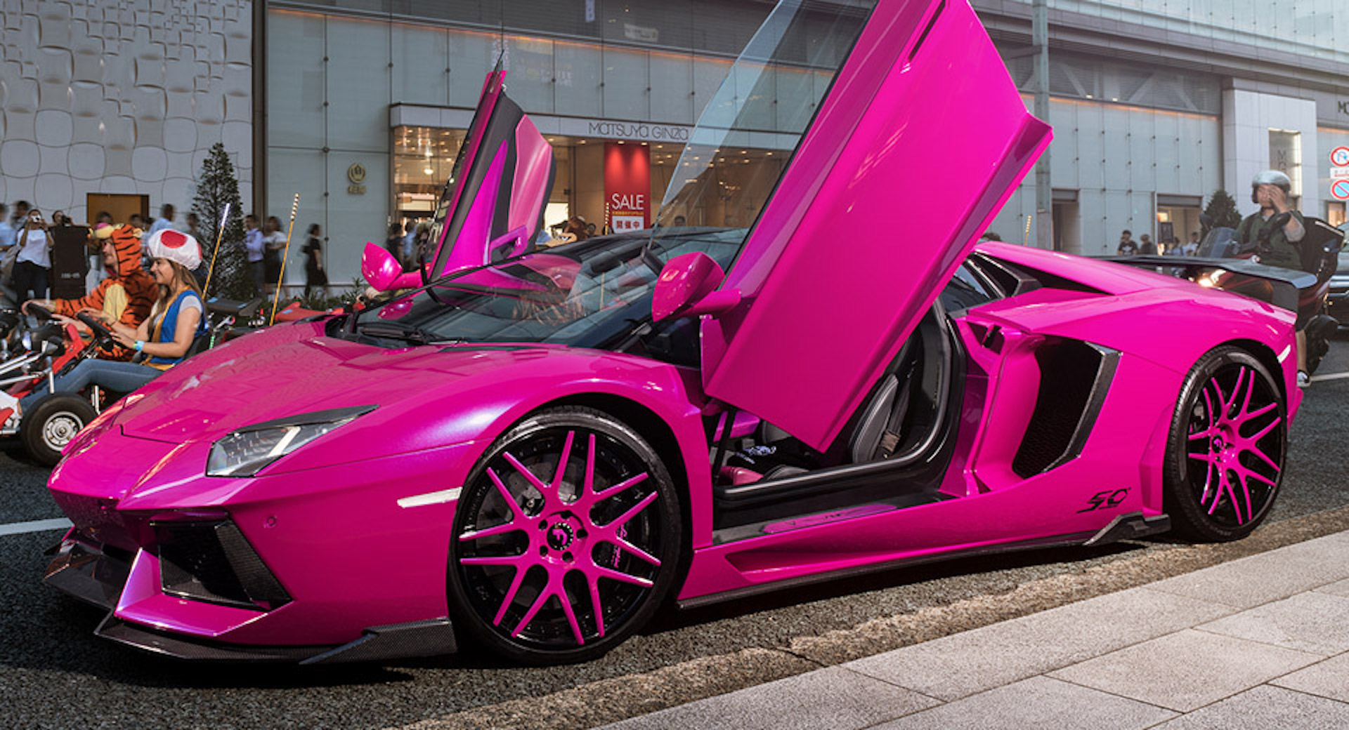 Видео машин цвета. Ламборджини авентадор розовая. Lamborghini Aventador розовый. Розовый Lamborghini Aventador, Lamborghini. Ламборджини авентадор кабриолет фиолетовый.