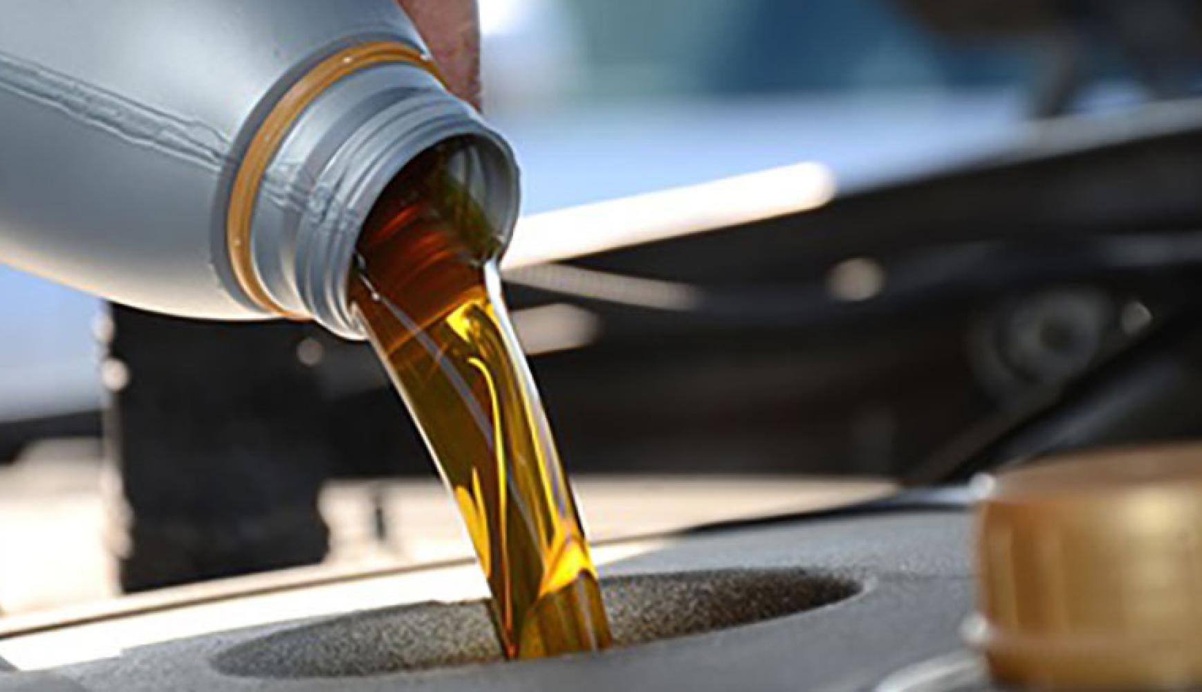 Co se stane kdyz Naleju moc oleje do auta?