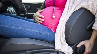 Těhotné za volant smí, ale pouze připoutané, byť trochu jinak. Airbagy miminku neublíží