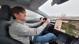 Majitelé elektromobilů Tesla podstoupí kurz řízení. Budou na ně dohlížet prodejci
