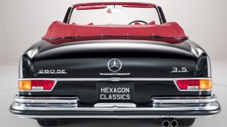 Krásný Mercedes-Benz 280 SE stojí víc než superspo