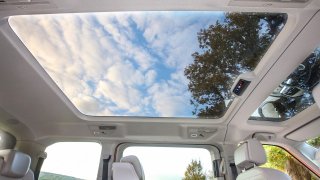 Volkswagen Multivan může mít strop z obrovského kusu skla se zajímavou povrchovou úpravou