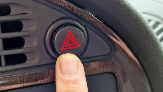 Tlačítko, které smaže přestupek. Řidiči zneužívají výstražné znamení, přitom je to často k ničemu