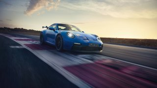 Svět je ještě v pořádku. Porsche 911 GT3 má stále atmosférický boxer, který točí 9000 otáček