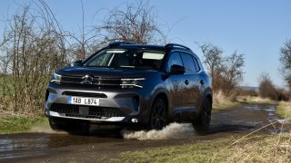Nový hybrid od Citroënu označují za zabijáka dieselu. Platí to jen částečně, zjistili jsme