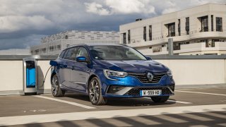 Renault, Kia i VW uvádějí na český trh novinky. Zbystřit by měli zájemci o kombi, SUV i levný vůz