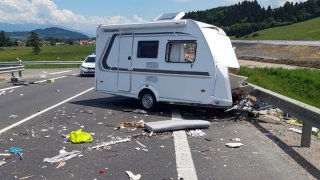 Tragická nehoda na Slovensku. Z českého auta se za jízdy odpojil přívěs a sešrotoval dvě auta