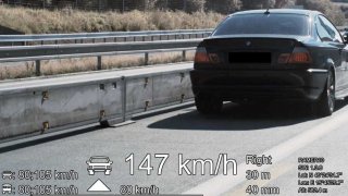 Řidič BMW se nebezpečným zúžením na D1 prohnal skoro 150 km/h. Nejspíš přijde o řidičák