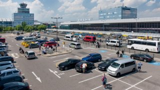 Pražské letiště ždímá peníze i z řidičů, kteří jen vyzvedávají. S trochou snahy se placení vyhnou
