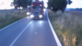 Šílené předjíždění kamiónu: k nehodě s autobusem a protijedoucím náklaďákem chyběly centimetry