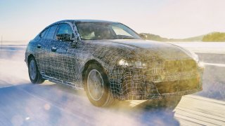 Nový elektromobil BMW i4 bude mít dojezd na nabití až 600 km. K tomu gigantický výkon 530 koní