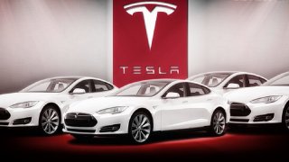 Tesla nestíhá vyrábět a propouští