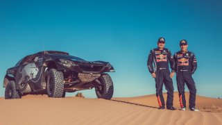 Tým Peugeotu vyrazí na Dakar v hvězdné sestavě. Bude v ní i Sébastien Loeb!