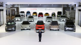 Toyota předvedla premiéru obřích rozměrů. Odhalila 15 nových elektromobilů najednou