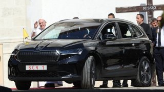 Na Slovensku jezdí papež František Škodou Enyaq iV. Když na ni lidé zamíří mobil, stane se zázrak