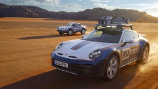 Porsche představilo v Los Angeles výjimečnou limitku. Model 911 Dakar upravený pro terén