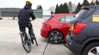 Povinný odstup od cyklisty budou muset řidiči jen odhadovat. Policie ale využije soudní znalce