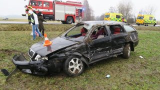 Posádka škodovky vypadala na Plzeňsku při nehodě z auta. Nikdo nebyl připoutaný