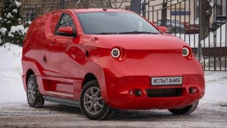 Rusové představili nový elektromobil vlastní výroby. Jeho design ale budí rozpaky