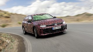 Nový VW Passat Variant kroutí poslední testovací jízdy. Volkswagen ukázal zamaskovanou verzi modelu