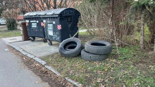Je rok 2024 a lidé stále vyhazují pneumatiky k popelnicím. Přitom kamery jsou všude