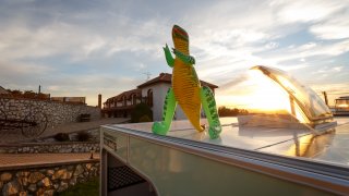 Tyranosaurus na střeše hlídá energii