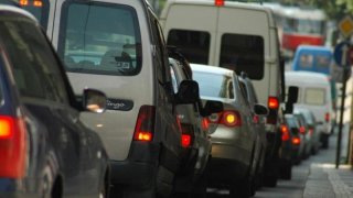 Praha chce "radary na kouřící auta." Vozy s vysokými emisemi odhalí bez zastavení přímo v provozu