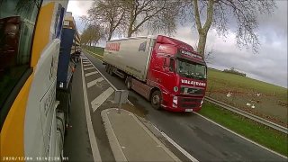 Český řidič kamiónu se předvedl ve Francii. Málem zlikvidoval posádky ve třech osobních autech