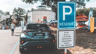 Hybridní vozy mohou v Praze parkovat zdarma