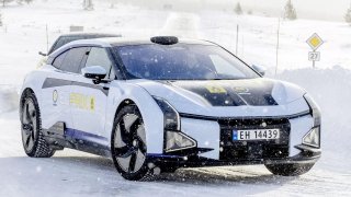 Norové testovali elektromobily v tuhé zimě. Evropská auta pokořil téměř neznámý čínský vůz