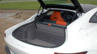 Aston Martin Vantage – Interiér 5