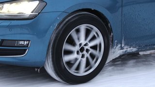 Test zimních pneumatik pro ty, kteří zapomněli přezout. Autoklub prověřil oblíbený rozměr