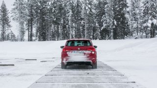 Čeští řidiči bourají na sněhu méně. Každý sedmnáctý však na letních pneumatikách