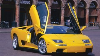 První Lamborghini Diablo uhánělo rychlostí 322 km/h a nemělo posilovač řízení. Jak se postupně vyvíjelo?