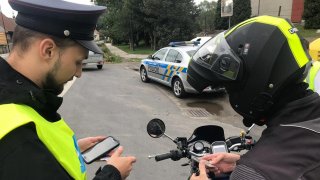 Český řidič se na dálnici v Polsku porval s motorkářem. Nechtělo se mu ho pustit ve frontě na mýto