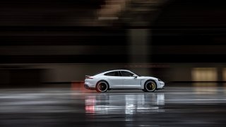 Porsche Taycan - rekord pod střechou