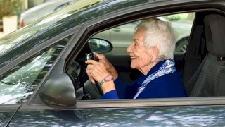 Senioři za volantem: psycholog vysvětluje, proč bourají a proč je pro ně tak těžké odložit řidičák