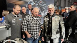 Komentář: Petr Pavel na motorce bez helmy? No a co, takhle po vesnici jezdí každý druhý
