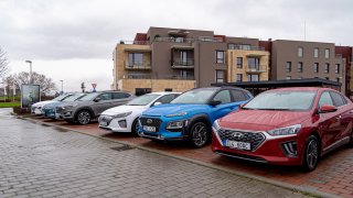 Elektrická Hyundai Kona by se mohla vyrábět v Česku. Teď se na trh dostala její hybridní verze