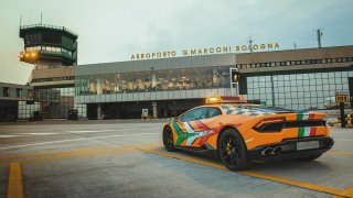 Boloňské letiště má "follow me car" jak se patří! Desetiválcové Lamborghini Huracán