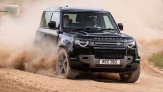 První test Land Roveru Defender V8: Vůz, který se vypořádá s náročným terénem i závodním okruhem