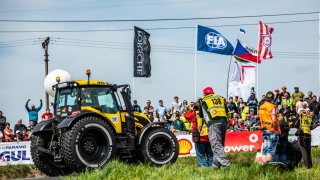 Macík s Brabcem vyrazili na trať Rallye Šumava s traktorem
