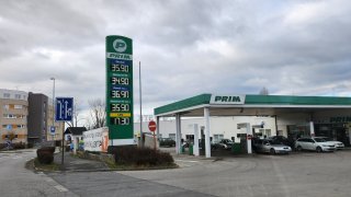 Ceny pohonných hmot jsou v Česku nižší než ve většině Evropy. Dražší naftu mají už i v Polsku