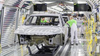 Pandemie Covid-19 uzavírá evropské automobilové továrny. Zatím na dva až tři týdny
