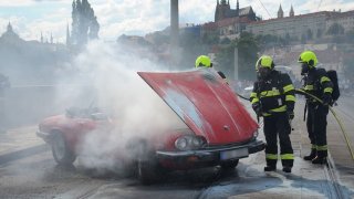 V centru Prahy lehl popelem historický jaguar