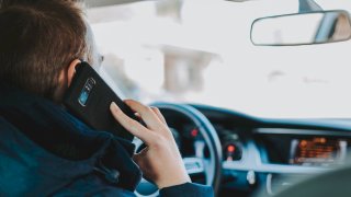 Google si nechal patentovat systém, který řidiči zcela znemožní používat mobil za volantem