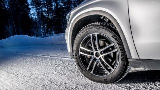 Zimní pneumatiky fungují výrazně lépe než ty letní na sněhu a ledu. Na suchu a mokru jsou horší