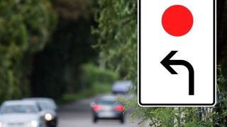 Červený puntík na dopravních značkách může řidičům usnadnit život. Mnozí však nevědí, k čemu slouží