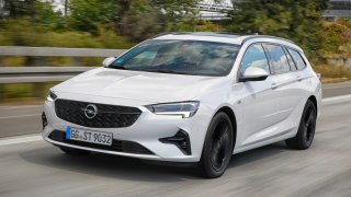 Opel Insignia letos skončí. V plánu už je jeho nástupce, kterým ale bude SUV do zásuvky